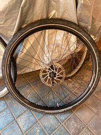 Cerchi completi di gomme