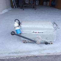 Attezzo per chiudere le aggraffature