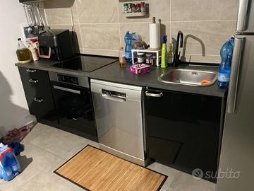 Cucina ikea con lavastoviglie e frigorifero