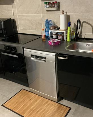 Cucina ikea con lavastoviglie e frigorifero