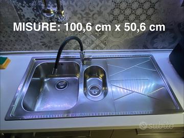Lavello per cucina con doppia vasca e rubinetto