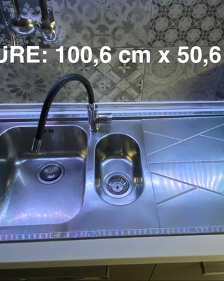 Lavello per cucina con doppia vasca e rubinetto