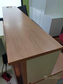 Scrivania da ufficio con angolare