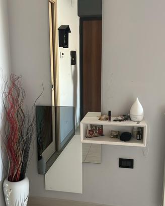 Mobile ingresso con specchio e mensola