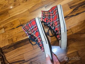 Scarpe rosse con borchie e fantasia scacchi