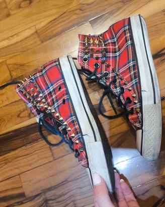 Scarpe rosse con borchie e fantasia scacchi