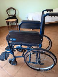 sedia a rotelle con poggiapiedi