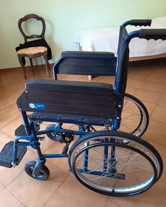 sedia a rotelle con poggiapiedi