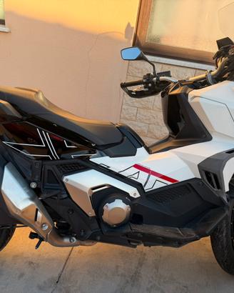 Honda adv 750