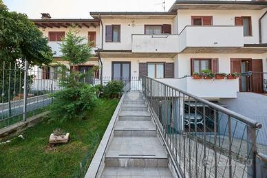 VILLA A SCHIERA A COMAZZO