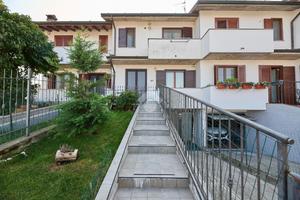 VILLA A SCHIERA A COMAZZO