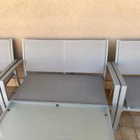 divanetto da esterno con tavolino 