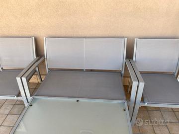 divanetto da esterno con tavolino 