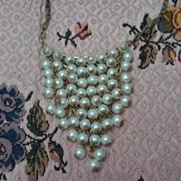 collana con le perle bianche 