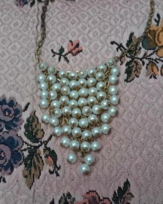 collana con le perle bianche 