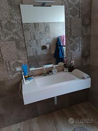 Lavabo completo di specchio e rubinetto