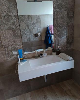 Lavabo completo di specchio e rubinetto