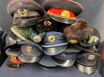 Copricapo militari e materiale vario