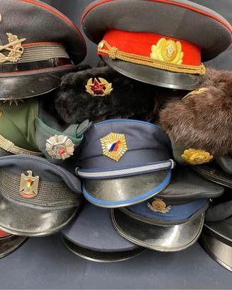 Copricapo militari e materiale vario