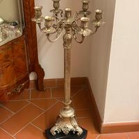 Candelabro da terra bagnato in argento.