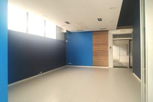 Negozio vetrinato con magazzino