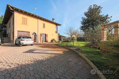Villa di 340 m² con più di 5 locali e box auto a B