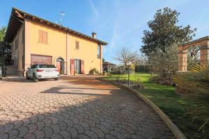 Villa di 340 m² con più di 5 locali e box auto a B