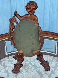 Antica cornice con putto intagliato in legno