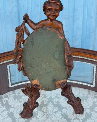 Antica cornice con putto intagliato in legno