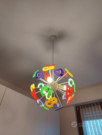 Lampadario cameretta con lettere colorate 