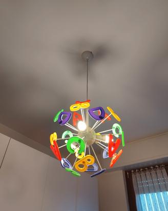 Lampadario cameretta con lettere colorate 