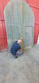 Portone in legno centinato.