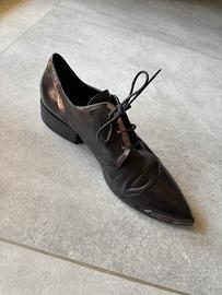 Scarpa stringata