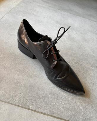 Scarpa stringata