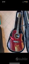 Chitarra acustica Ovation rossa bordeaux
