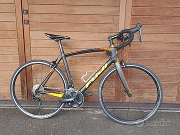 Bici da corsa in carbonio Fuji Gran Fondo roadbike