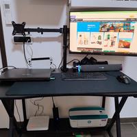 scrivania + accessori e monitor 