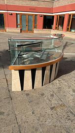 Banco refrigerato curvo con rivestimento in marmo