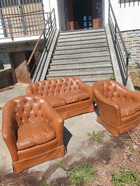 Salotto divano + poltrone CHESTERFIELD in pelle .