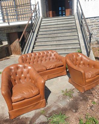Salotto divano + poltrone CHESTERFIELD in pelle .