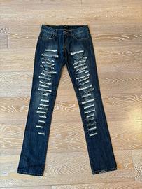 Jeans con strappi e catene