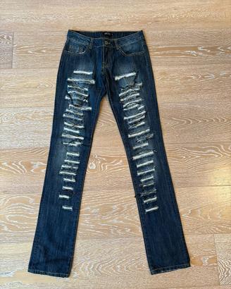 Jeans con strappi e catene