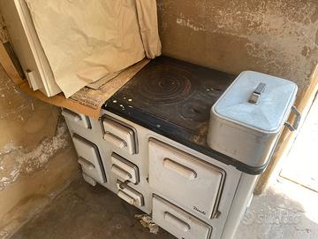 Macchina  cucina  a legna anni 50