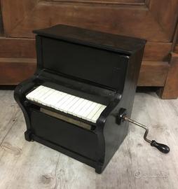 Antico e raro piccolo pianoforte a cilindro