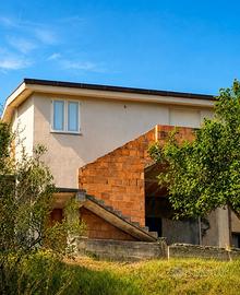 casa di campagna con terreno annesso 
