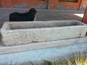 antico abbeveratoio in marmo 