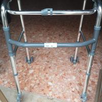 Girello deambulatore per anziani