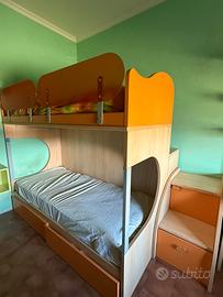 Letto a castello con scrivania integrata