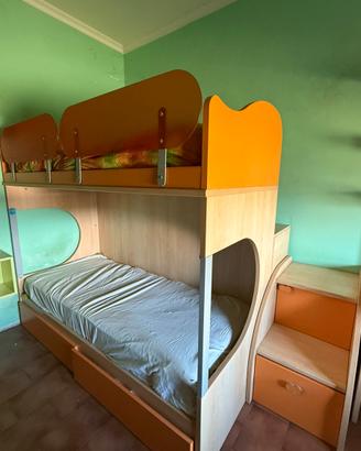 Letto a castello con scrivania integrata
