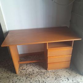 Scrivania con casettiera